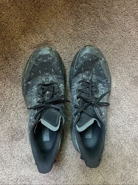 Hoka Men's Black Athletic Running Shoes with Subtle Gray Pattern